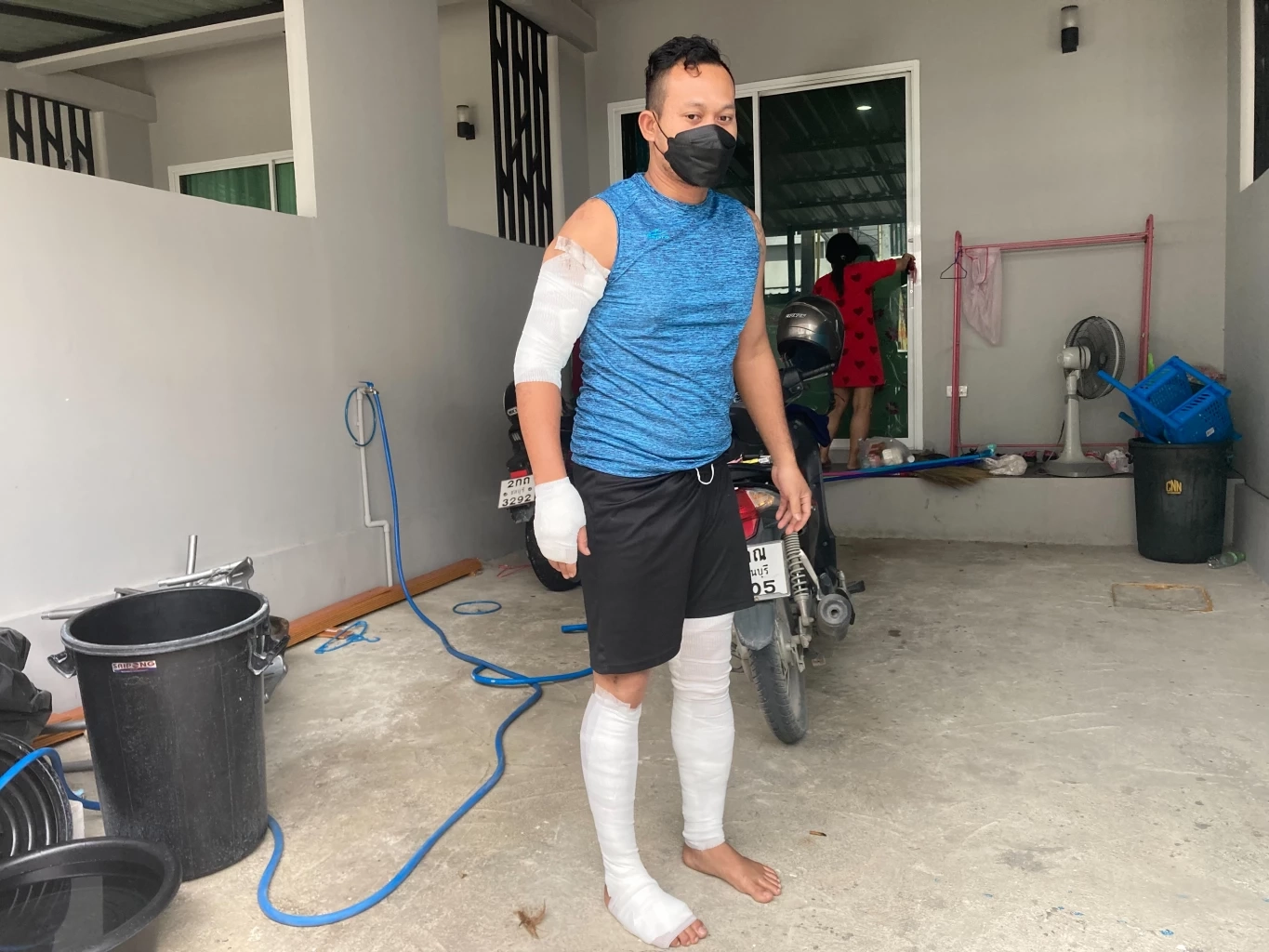 ระทึก ! "หมูกระทะ" เป็นเหตุ "ราดเบนซินจุดเตา" ไฟลุกพรึบบ้านเกือบวอดทั้งหลัง