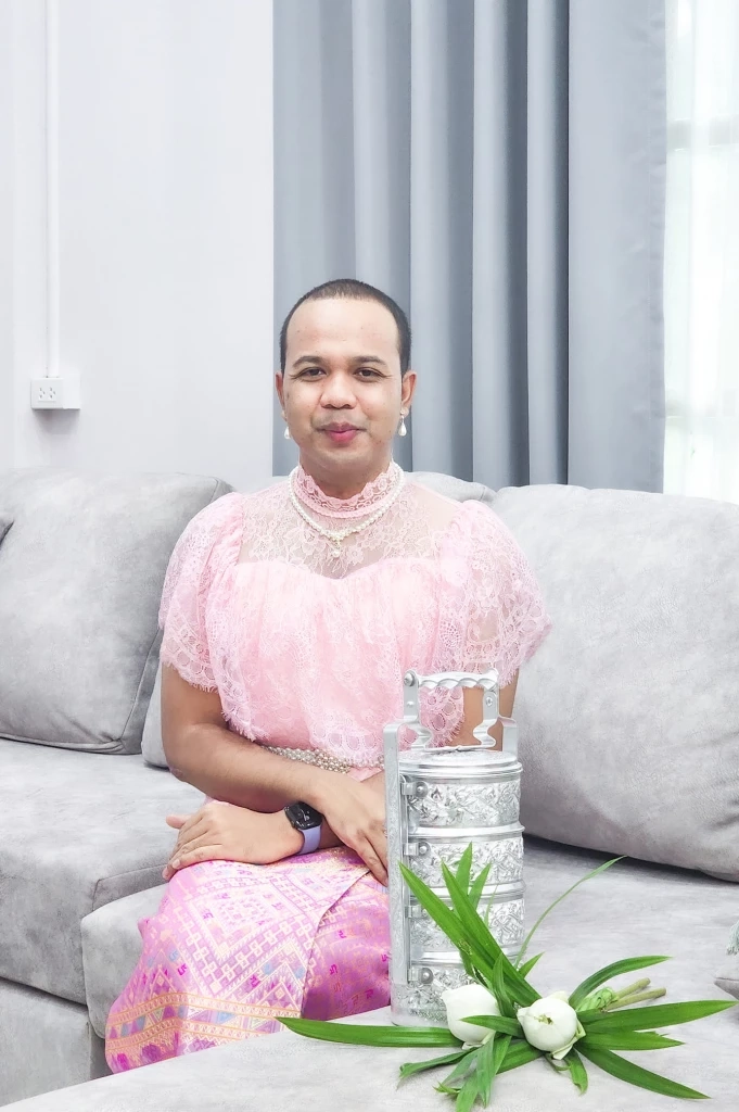 "ไพรวัลย์" โชว์สวม "ชุดไทยสีชมพู" สอนทำหน้าที่อุบาสิกาหิ้วปิ่นโตเข้าวัด