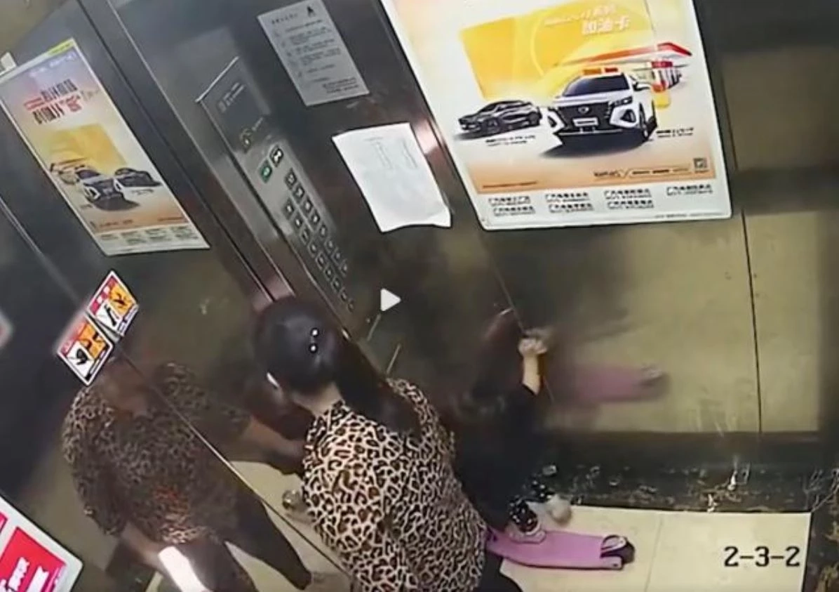 โศกนาฏกรรมเด็ก 2 ขวบ ถูกทิ้งในลิฟต์ก่อนพลัดตกจากหน้าต่างชั้น 8