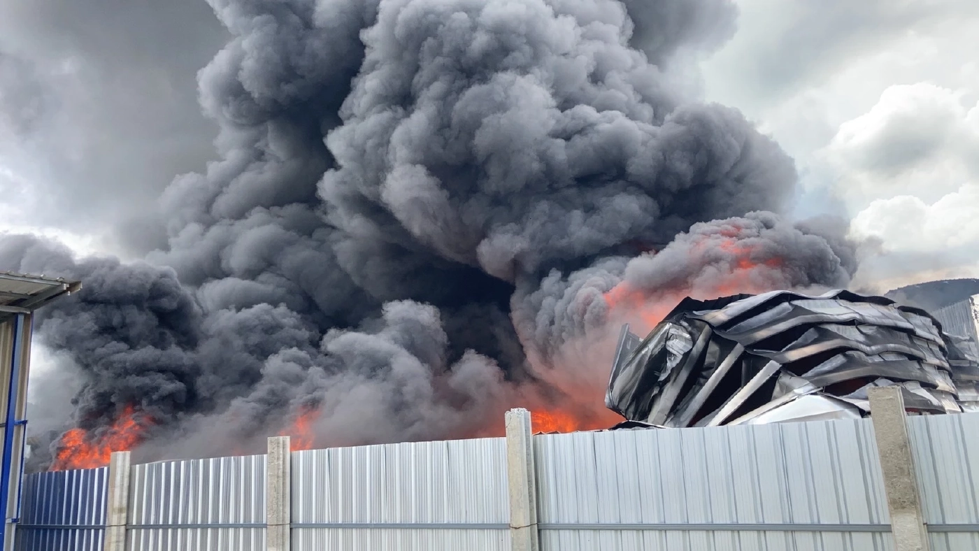 ระทึก ! ไฟไหม้  “โรงงานผลิตหลังคาไฟเบอร์รถยนต์”  ย่านร่มเกล้า (มีคลิป)