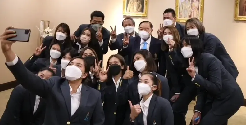 บิ๊กป้อม ขอบคุณทีมนักตบสาวไทยสร้างชื่อเสียง หลังผ่านเข้ารอบ VNL 2022 สำเร็จ