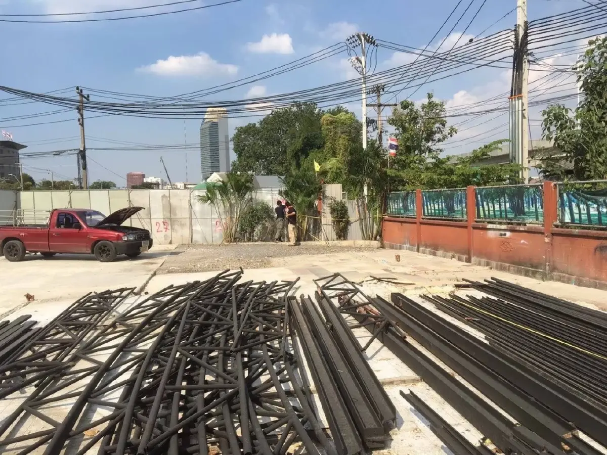 รฟท. เข้าแก้ปัญหาถูกบุกรุกที่ริมถนนวัฒนธรรม เจอชายชุดดำ 20 คนโผล่ขวาง