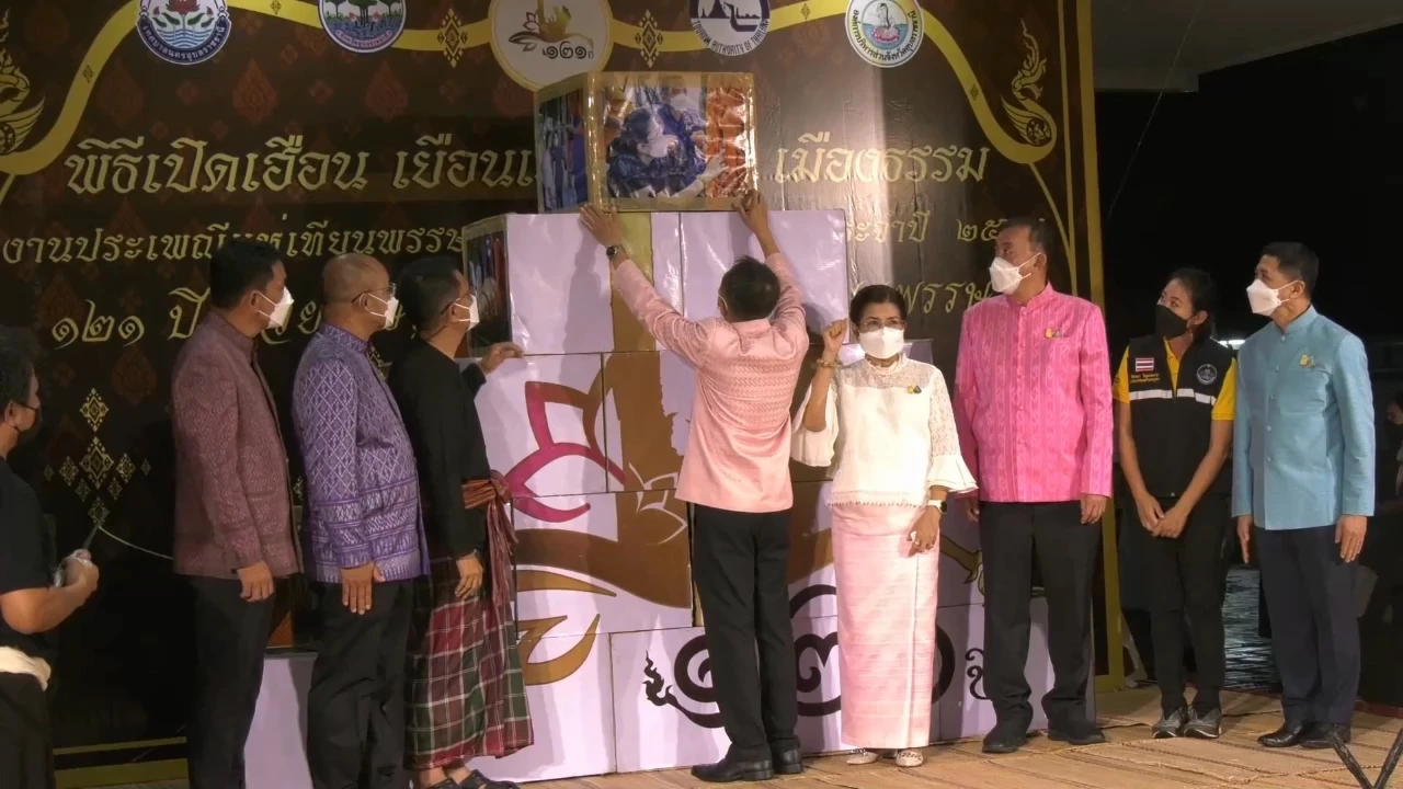 เปิดเฮือนอีสาน โชว์พญาต้นเทียน ให้นทท.ชมใกล้ชิดตลอดงาน