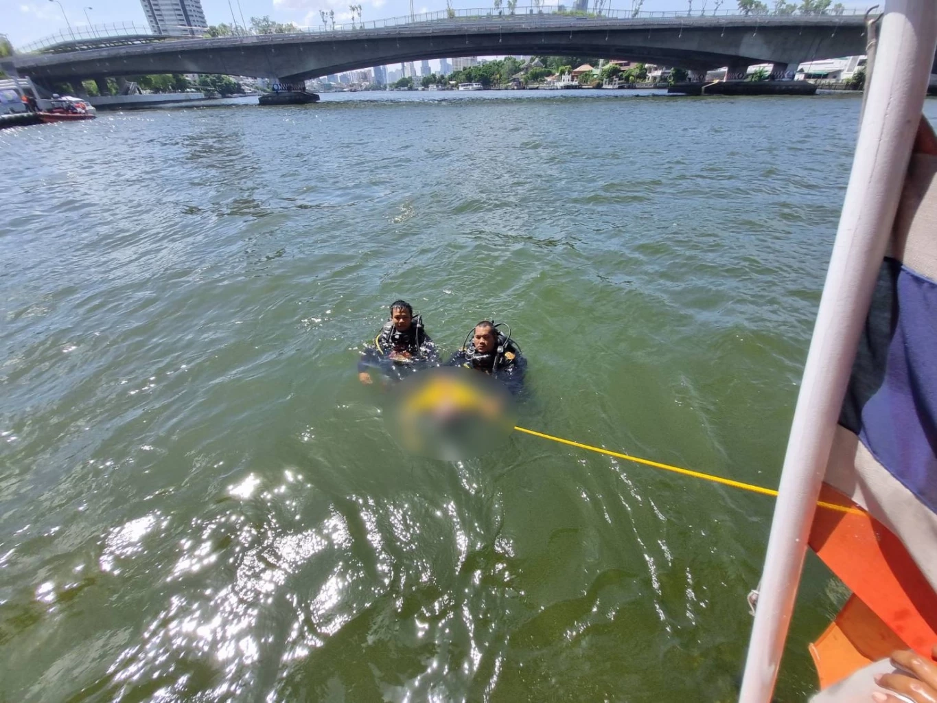 สลด ! เฒ่าวัย 75 โดดสะพานพุทธฯ จมดิ่งกลางแม่น้ำเจ้าพระยา