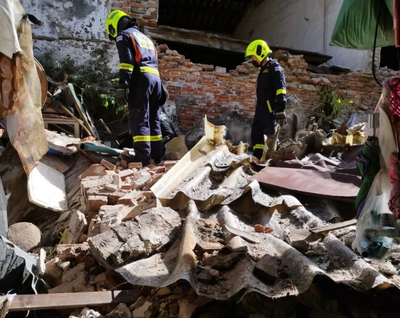 บ้านจีน “โซวเฮงไถ่” ถล่มกลางดึก คาดเกิดจากการความเก่าแก่ของตัวอาคาร