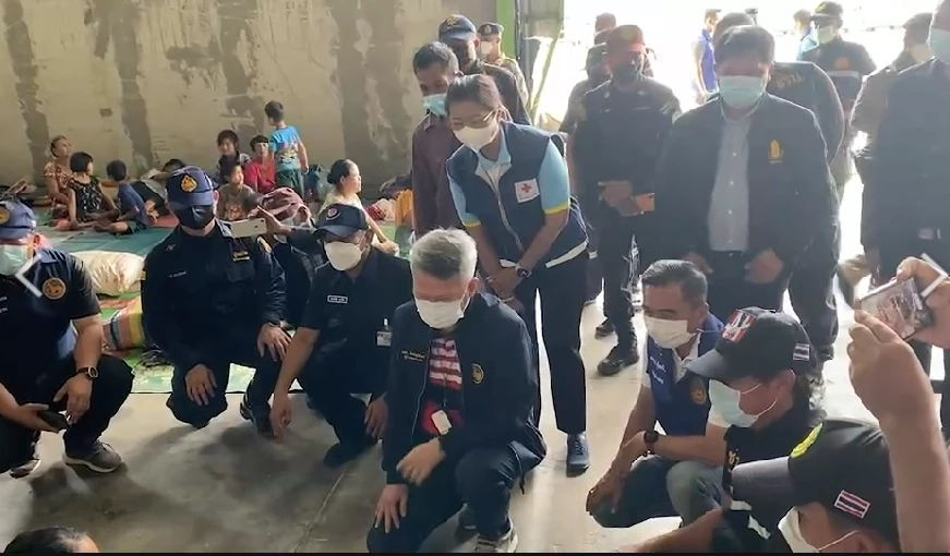 ผู้ว่าฯ ตาก เยี่ยมผู้อพยพ ชาวบ้านบอกเพิ่งเคยเห็นเครื่องบินรบเมียนมาล้ำแดน