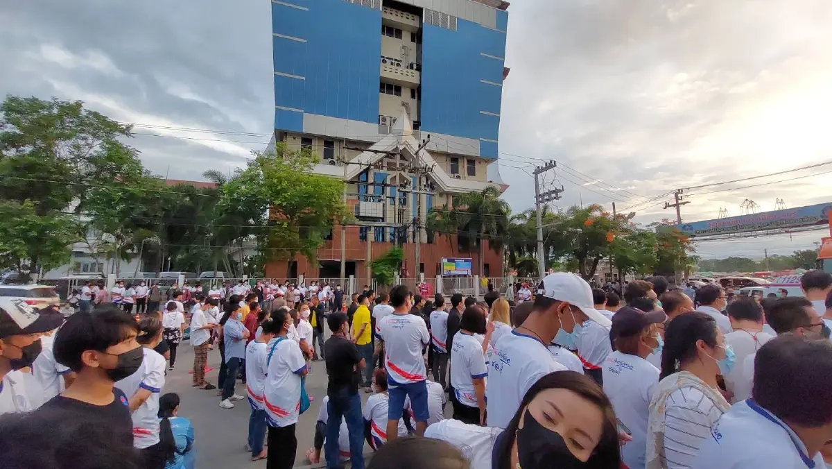 "บิ๊กป้อม" นำทีม พปชร. โรดโชว์ชลบุรี คนแห่ต้อนรับนับหมื่นล้นศาลากลาง