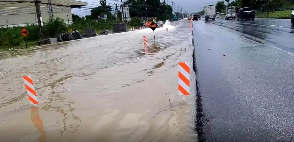 ฝนถล่มโคราช “ถนนมิตรภาพ” น้ำท่วมสูง สัญจรลำบาก ปชช.ลุยฝ่ากระแสน้ำ