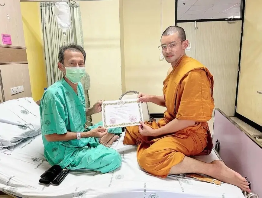 โซเชียลแห่แชร์ภาพ “พระเติ้ล” รุดเยี่ยม “โยมพ่อ” หลังเข้าแอดมิท รพ.กะทันหัน