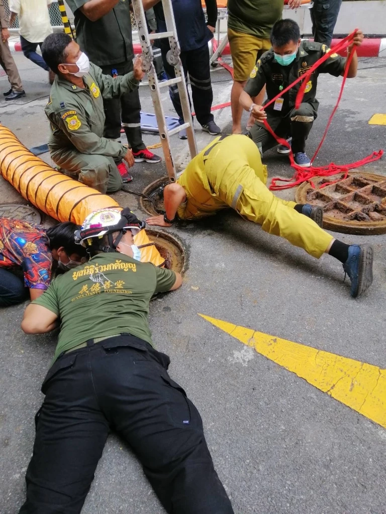 ด่วน! นาทีชีวิต คนงานหมดสติในท่อระบายน้ำกลางกรุง (มีคลิป)