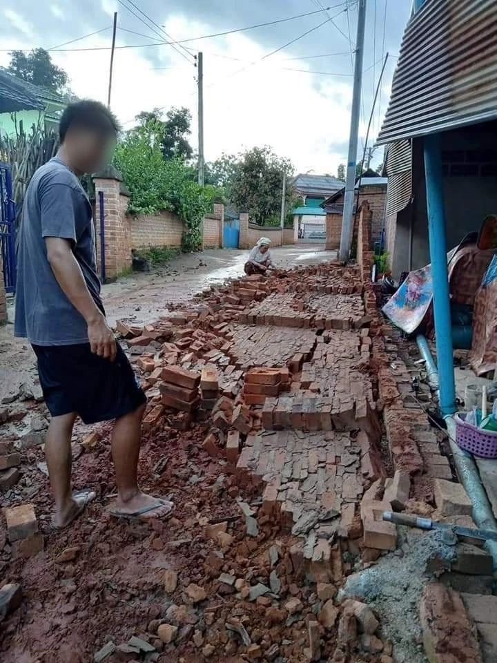 เปิดภาพความเสียหาย “แผ่นดินไหวเมียนมา” รั้วบ้านพังถล่ม