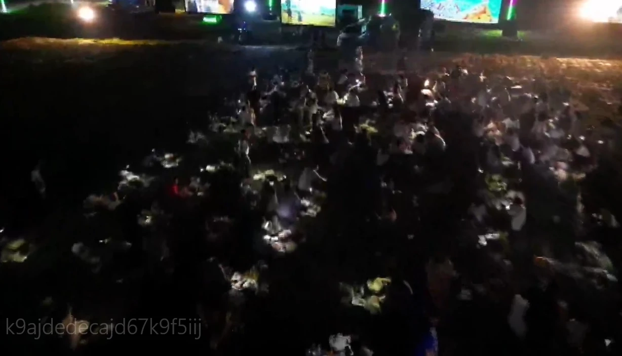 ให้โชค 10 ล้าน ! คอหวยลงขันจัดงานเลี้ยงหมูกระทะ – ฉายหนัง 5 จอ ให้ผีดู