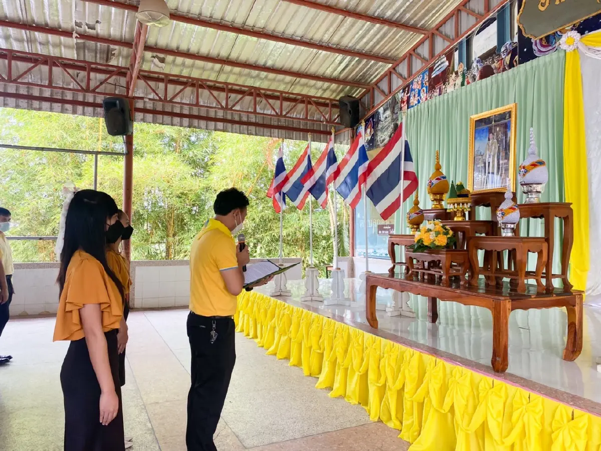 ตร.- ครู - นักเรียน วังน้ำเขียว แปรอักษรถวายพระพร "ในหลวง"