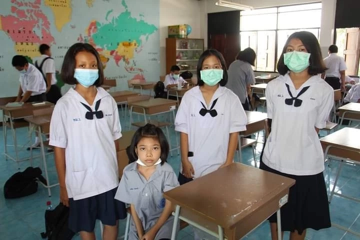 ภาพสุดซึ้ง! นักเรียน ม.1 "อุ้มเพื่อน" ร่างกายผิดรูปขึ้นเรียนทุกวัน-ฉีดวัคซีนทำอาการทรุด