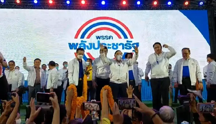 "บิ๊กป้อม" นำทีม พปชร. โรดโชว์ชลบุรี คนแห่ต้อนรับนับหมื่นล้นศาลากลาง
