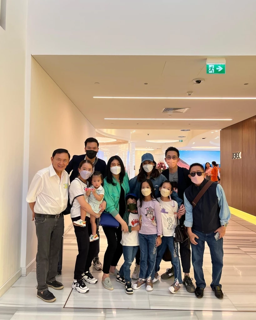 "เอม-อุ๊งอิ๊งค์" พาหลานไปเยี่ยม "ตาทักษิณ-ยายปู ยิ่งลักษณ์" ถึงดูไบ