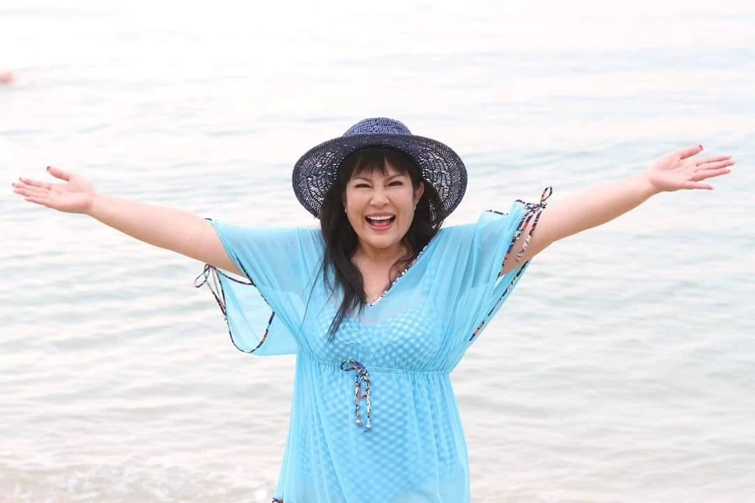 เปิดประวัติ “อิ๋งอิ๋ง สิทธิณี”  พิธีกรดังยุค 90 ผู้ล่วงลับจากโรคมะเร็ง