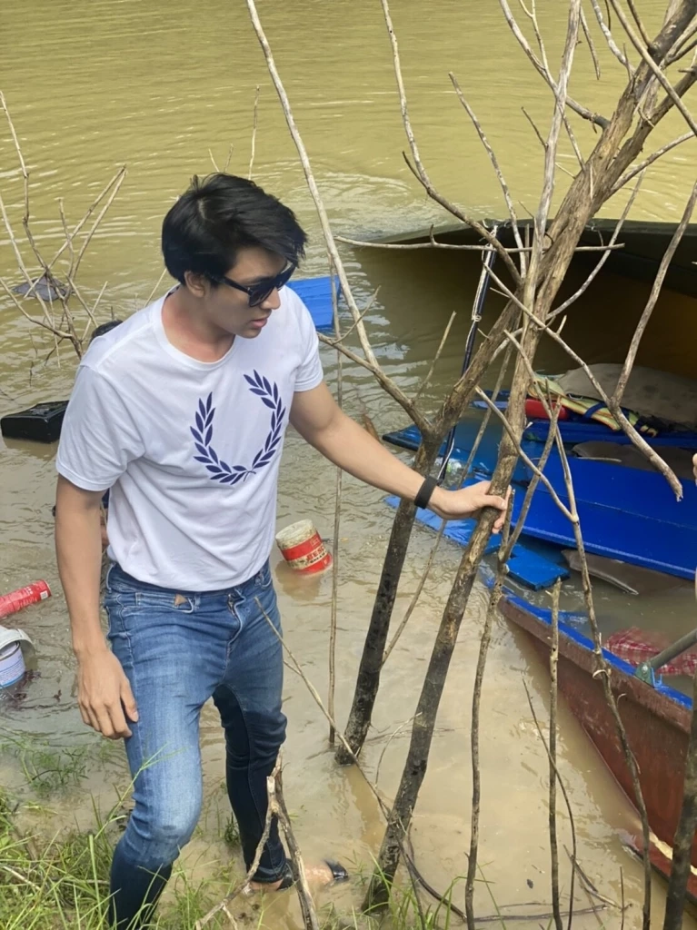 บิ๊ก ณทรรศชัย พร้อมเพื่อนดาราระทึก เรือล่มขณะนั่งไปทำบุญวัดในเขื่อน