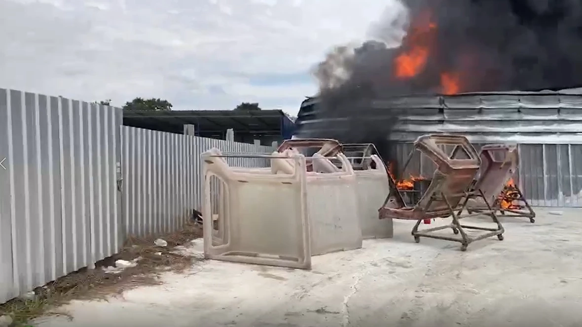 ระทึก ! ไฟไหม้  “โรงงานผลิตหลังคาไฟเบอร์รถยนต์”  ย่านร่มเกล้า (มีคลิป)