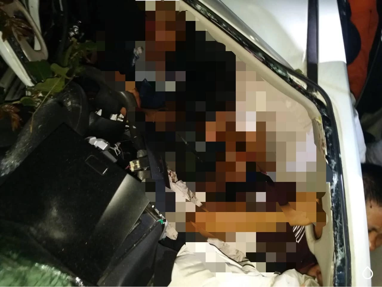 สยอง กระบะขนต่างด้าวเถื่อน ถูกรถบรรทุก 6 ล้อ ชนยับดับ 3 เจ็บ 13 ราย