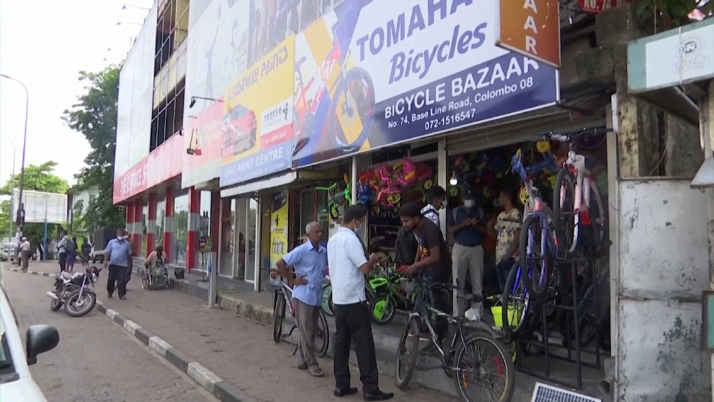 ชาวศรีลังกาหันขี่จักรยานสู้วิกฤตน้ำมันหมด