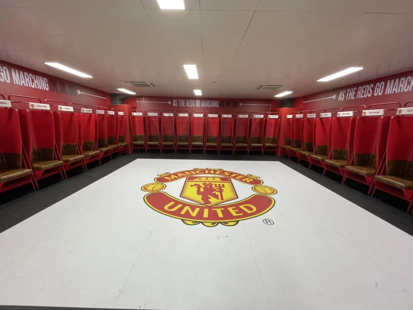 ตำรวจรู้ตัวผู้ว่าจ้างที่เป็นหญิงสาว ให้รถมาขน "เก้าอี้" ศึกแดงเดือด "แมนยู -ลิเวอร์พูล" แล้ว หลังจับหนุ่มขนส่งเอกชนได้