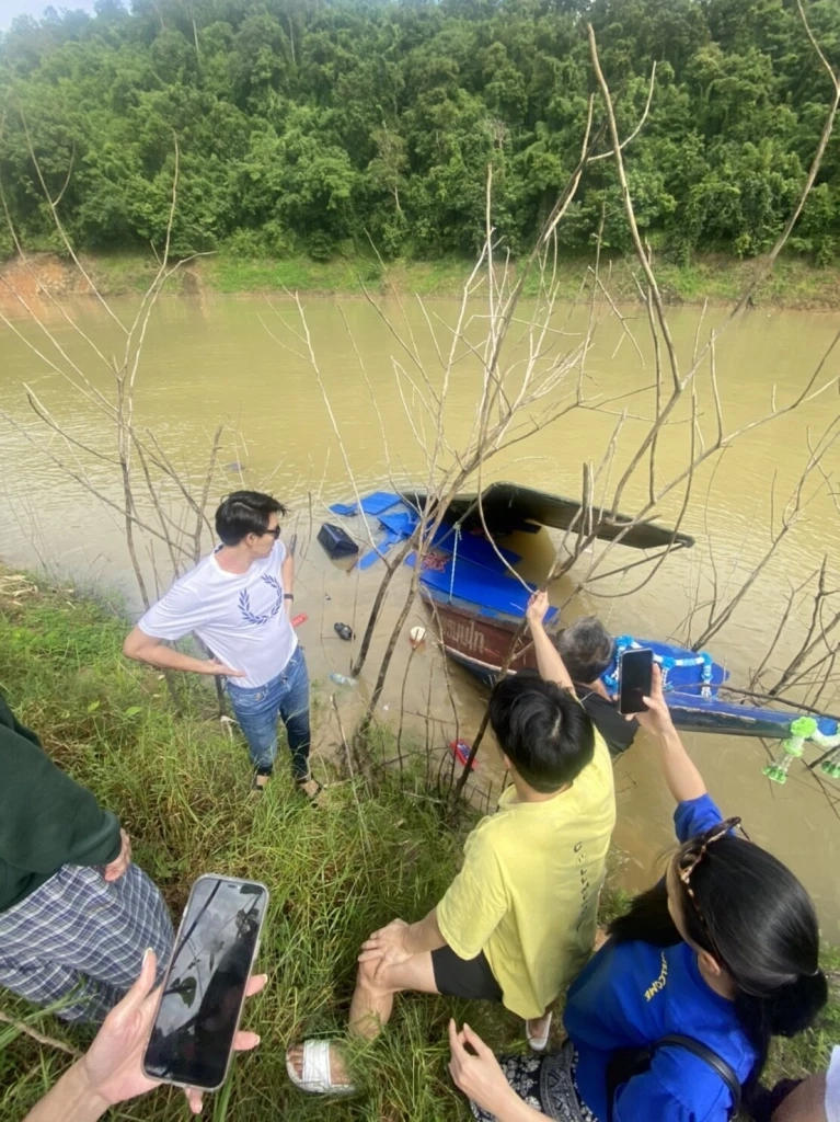 บิ๊ก ณทรรศชัย พร้อมเพื่อนดาราระทึก เรือล่มขณะนั่งไปทำบุญวัดในเขื่อน