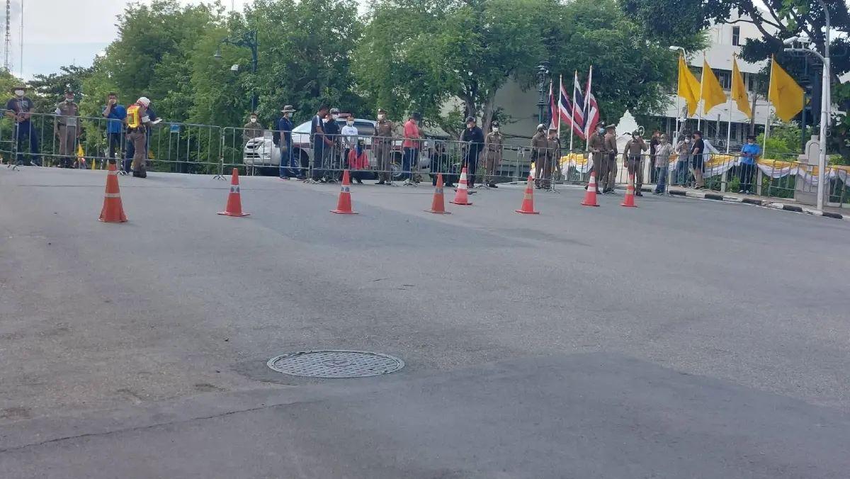 ภาพบรรยากาศบริเวณหน้าทำเนียบรัฐบาล เจ้าหน้าที่ตำรวจเตรียมการดูแลความปลอดภัย 