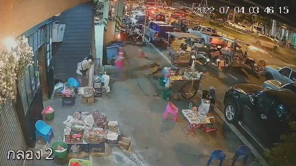 เก๋งชนวินาศสันตะโร 8 คันรวดหน้าตลาดกลางเมืองโคราช