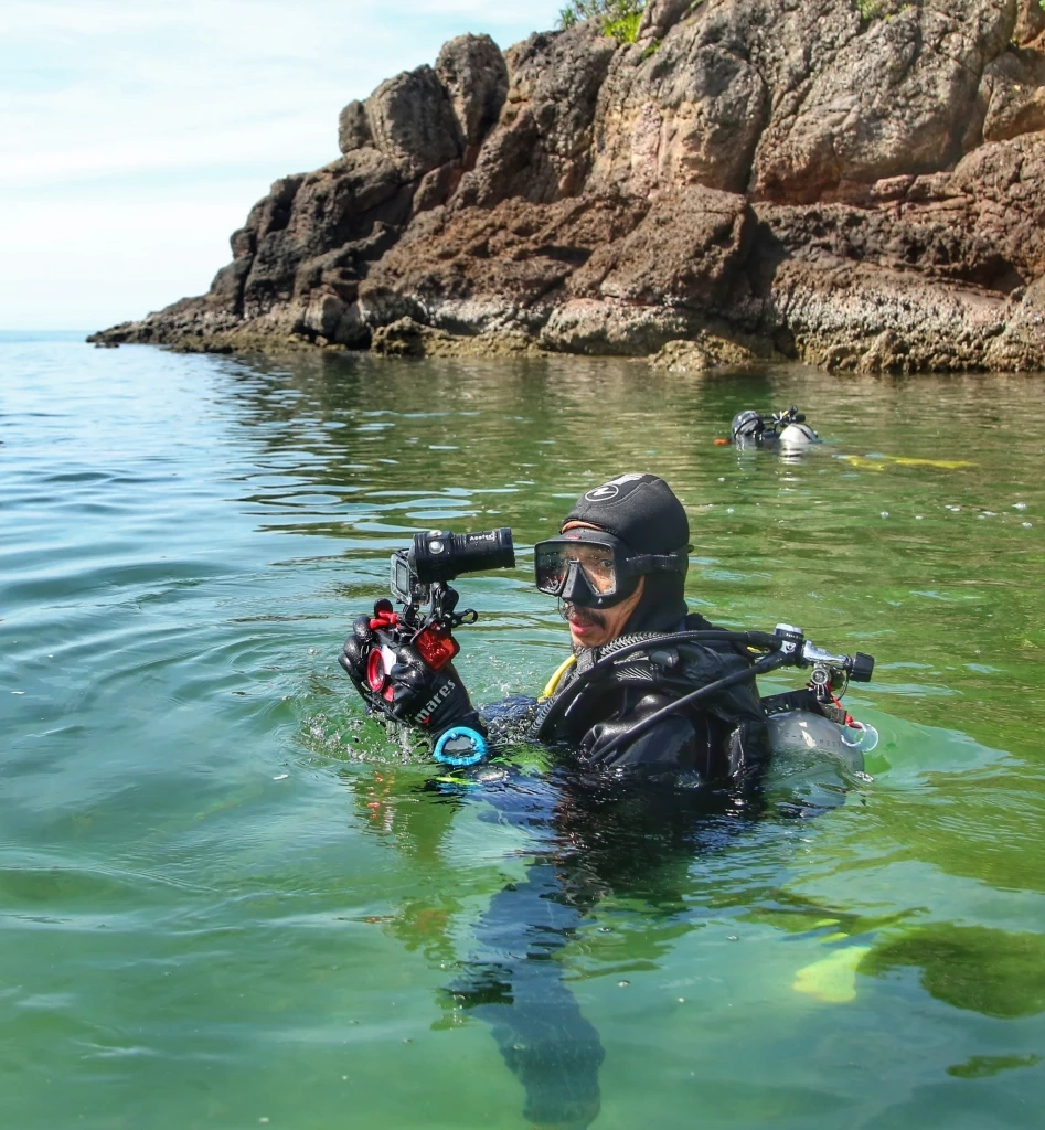 ทีมนักดำน้ำจิตอาสา กลุ่มโลกสีคราม ร่วมใจเก็บขยะใต้ท้องทะเล