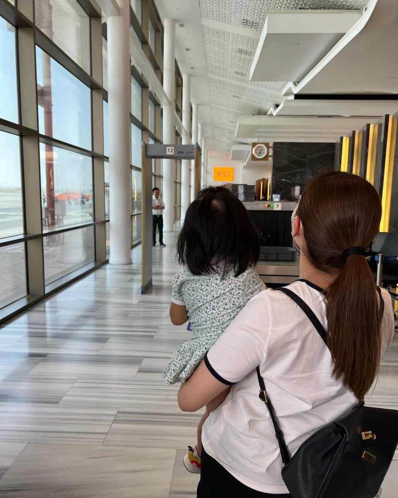 "เอม-อุ๊งอิ๊งค์" พาหลานไปเยี่ยม "ตาทักษิณ-ยายปู ยิ่งลักษณ์" ถึงดูไบ