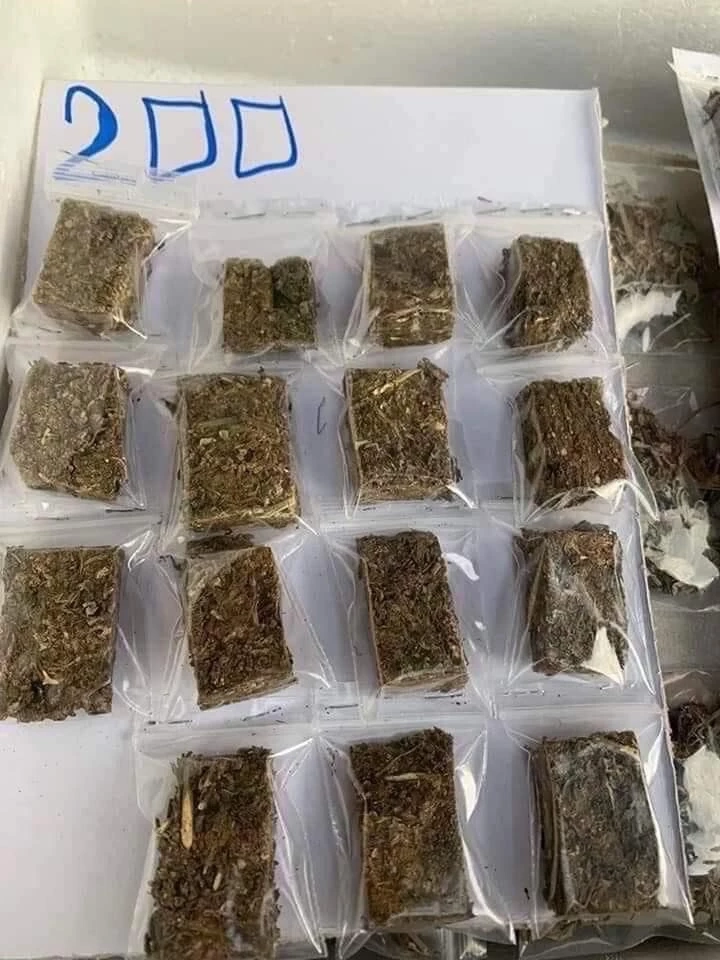 "แพทย์ชนบท" เปิดภาพ "กัญชาอัดแท่ง" แขวนขายคู่ขนมขบเคี้ยวร้านของชำ