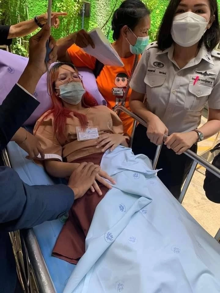 หามส่งรพ.ด่วน "ใบปอ-ผักบุ้ง" จำเลยคดี 112 เป็นลมในห้องพิจารณาคดี