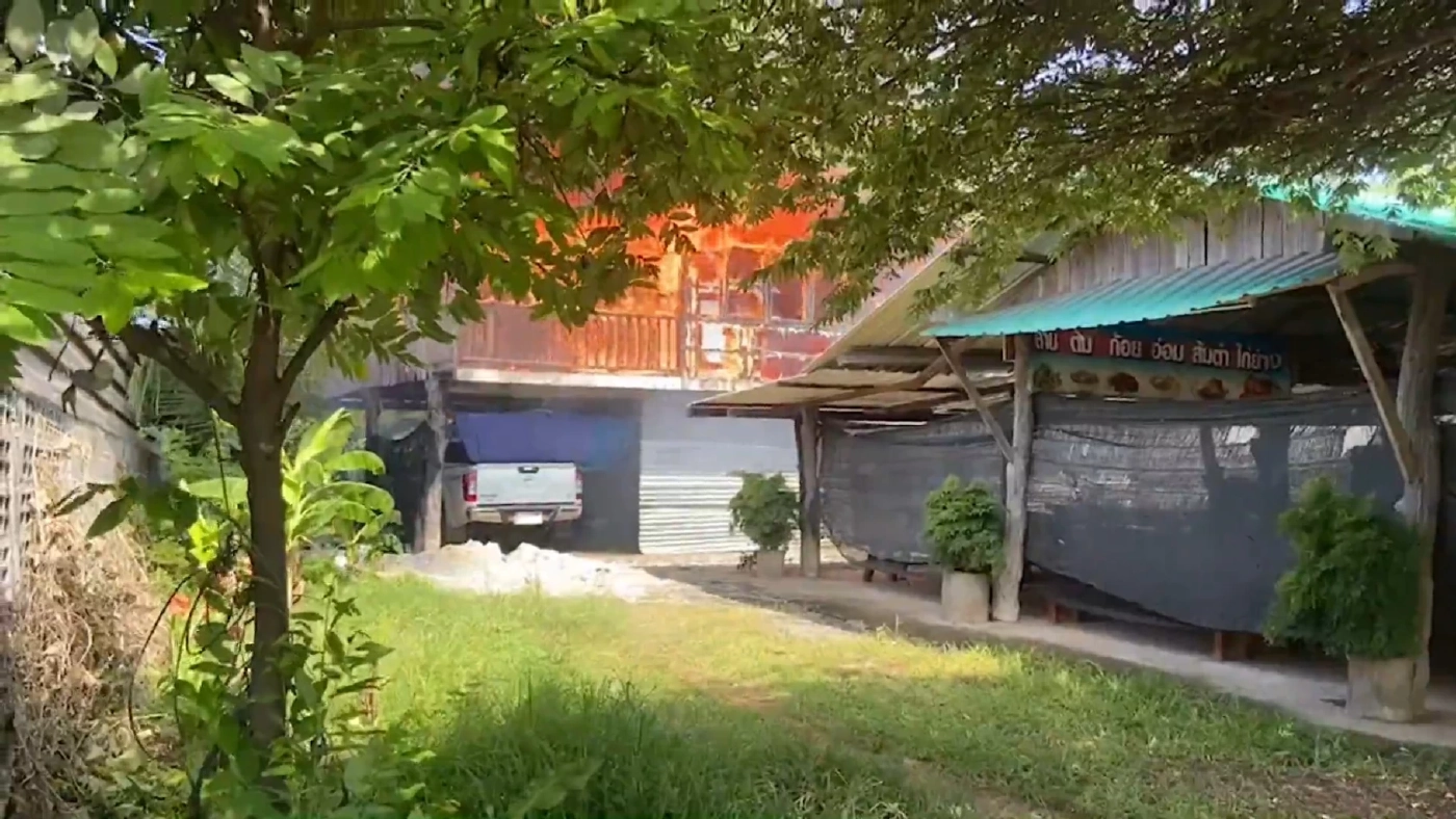 ไฟไหม้บ้านเรือนในชัยภูมิ พบปมปริศนาผู้เสียชีวิตมียศ "จ.ส.อ." มีโซ่พันร่าง และลำคอนอนคากองเพลิง