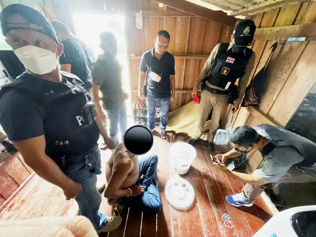 รวบ 'โน้ต บางสะพาน' ยึดอาวุธสงคราม พร้อมยาบ้าเพียบ