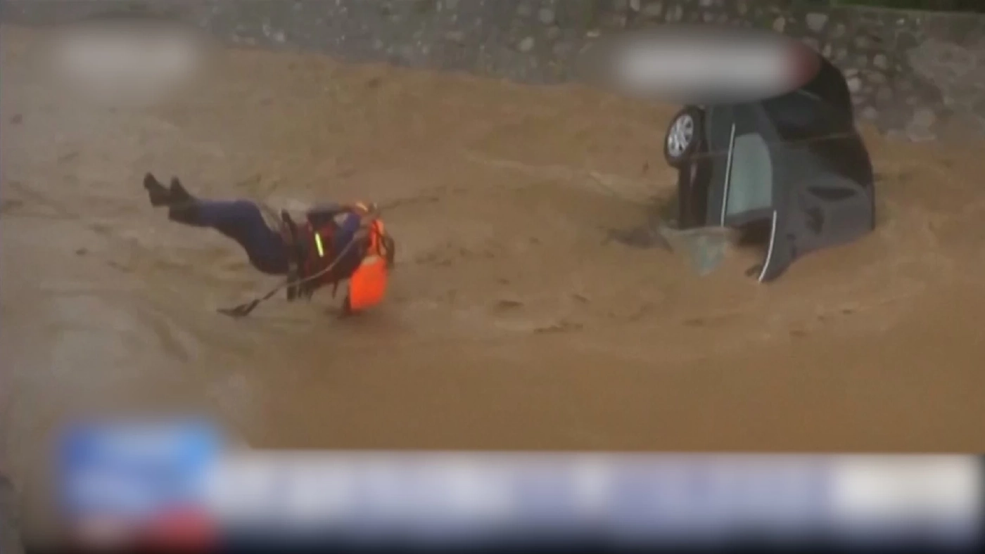 นาทีชีวิตหนีภัยน้ำท่วมในประเทศจีน (คลิป)