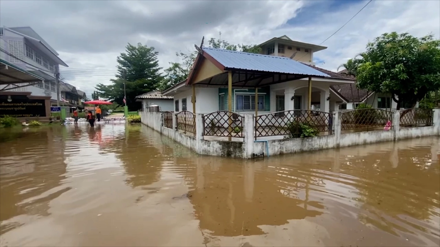 ฝนตกหนักน้ำท่วมปิดทางเข้าออกโรงเรียนคนตาบอดต้องใช้เรือเท่านั้น