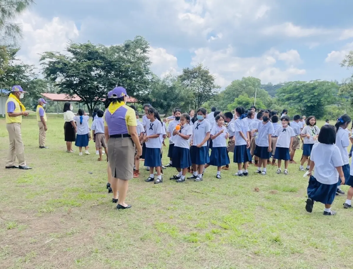 ตร.- ครู - นักเรียน วังน้ำเขียว แปรอักษรถวายพระพร "ในหลวง"