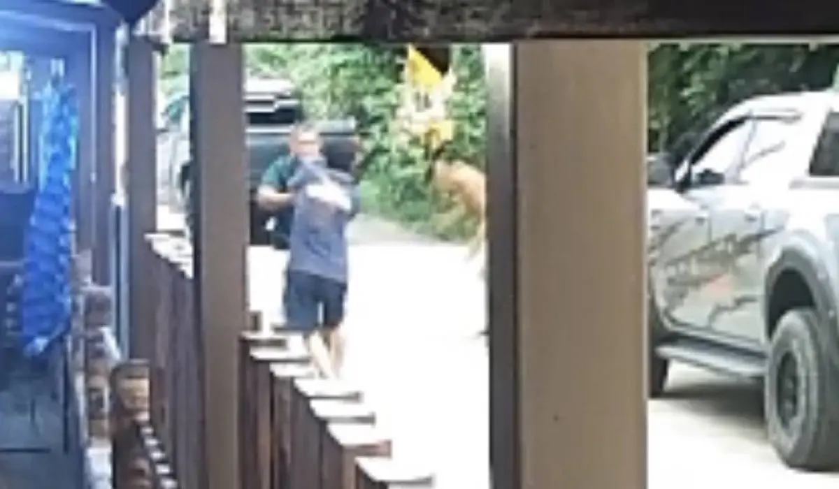 มอบตัวแล้ว 2 พ่อลูกโหดยิง "จ่าน้อย" ดับ สภ.เกาะจันทร์ รับตัวกลับมาดำเนินคดี