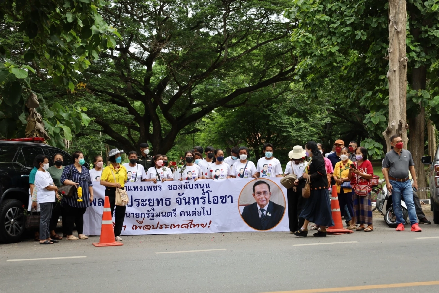 พล.อ.ประยุทธ์ ลงพื้นที่ กำแพงเพชร มวลชน เชียร์ให้เป็น "นายกฯคนต่อไป"