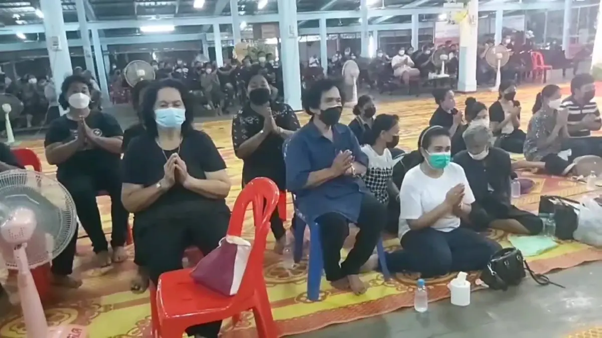 สองพี่น้องโผเข้ากอดกันร่ำไห้รับศพพ่อแม่ขายหมูปิ้ง เหยื่อเมาแล้วขับ