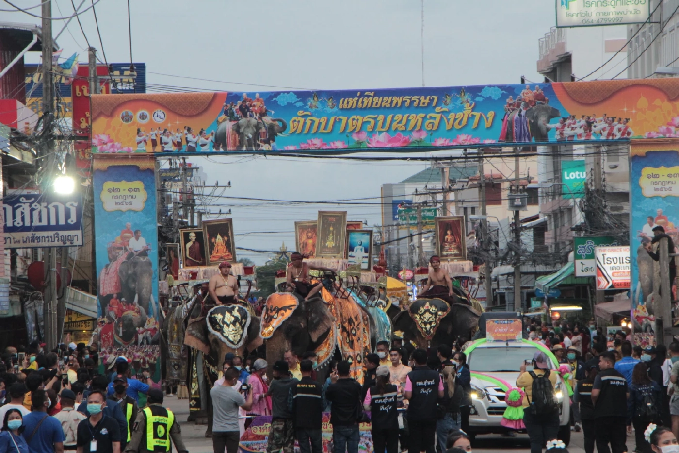 สุรินทร์ตักบาตรบนหลังช้างท่ามกลางฝนโปรยปราย