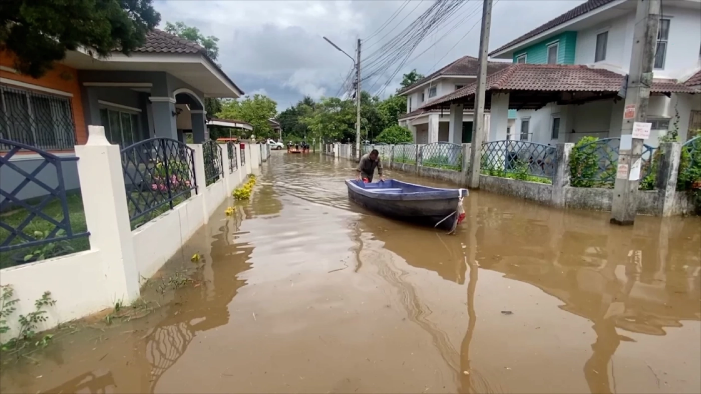 ฝนตกหนักน้ำท่วมปิดทางเข้าออกโรงเรียนคนตาบอดต้องใช้เรือเท่านั้น
