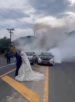 จวกยับ ! คลิปบ่าว-สาวถ่ายพรีเวดดิ้ง ปิดถนนเบิ้ลเครื่องกระบะควันโขมง