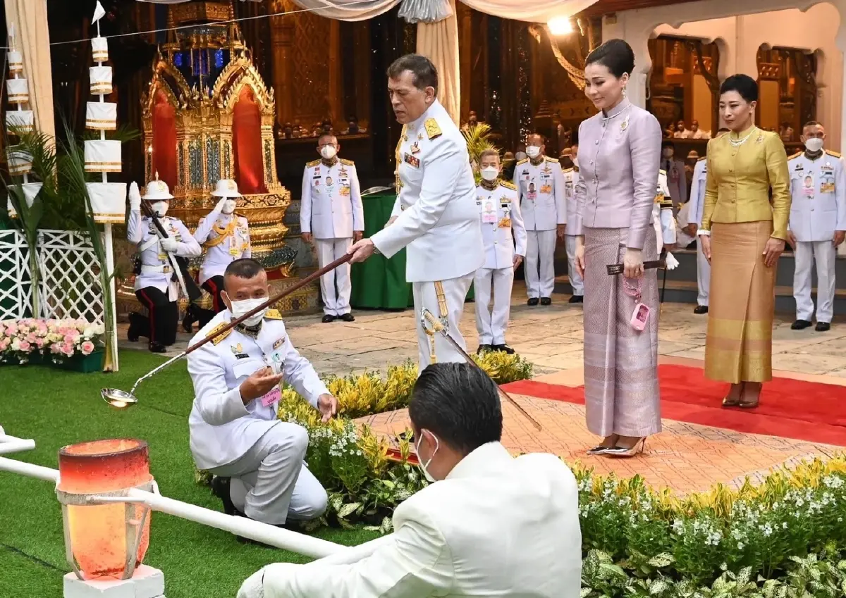 ในหลวง-พระราชินี เสด็จฯทรงบำเพ็ญพระราชกุศล เนื่องในวันอาสาฬหบูชา