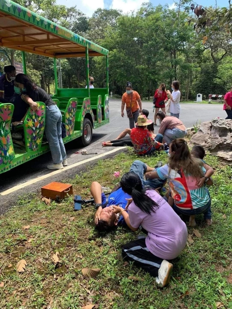 ระทึก!รถรางรับส่งนทท.ชมทุ่งดอกกระเจียวพลิกคว่ำหวิดตกเขาเจ็บ13สาหัส2