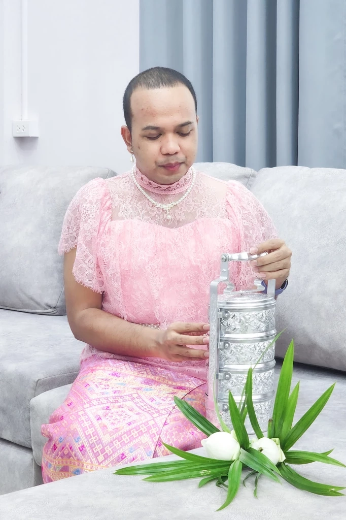 "ไพรวัลย์" โชว์สวม "ชุดไทยสีชมพู" สอนทำหน้าที่อุบาสิกาหิ้วปิ่นโตเข้าวัด