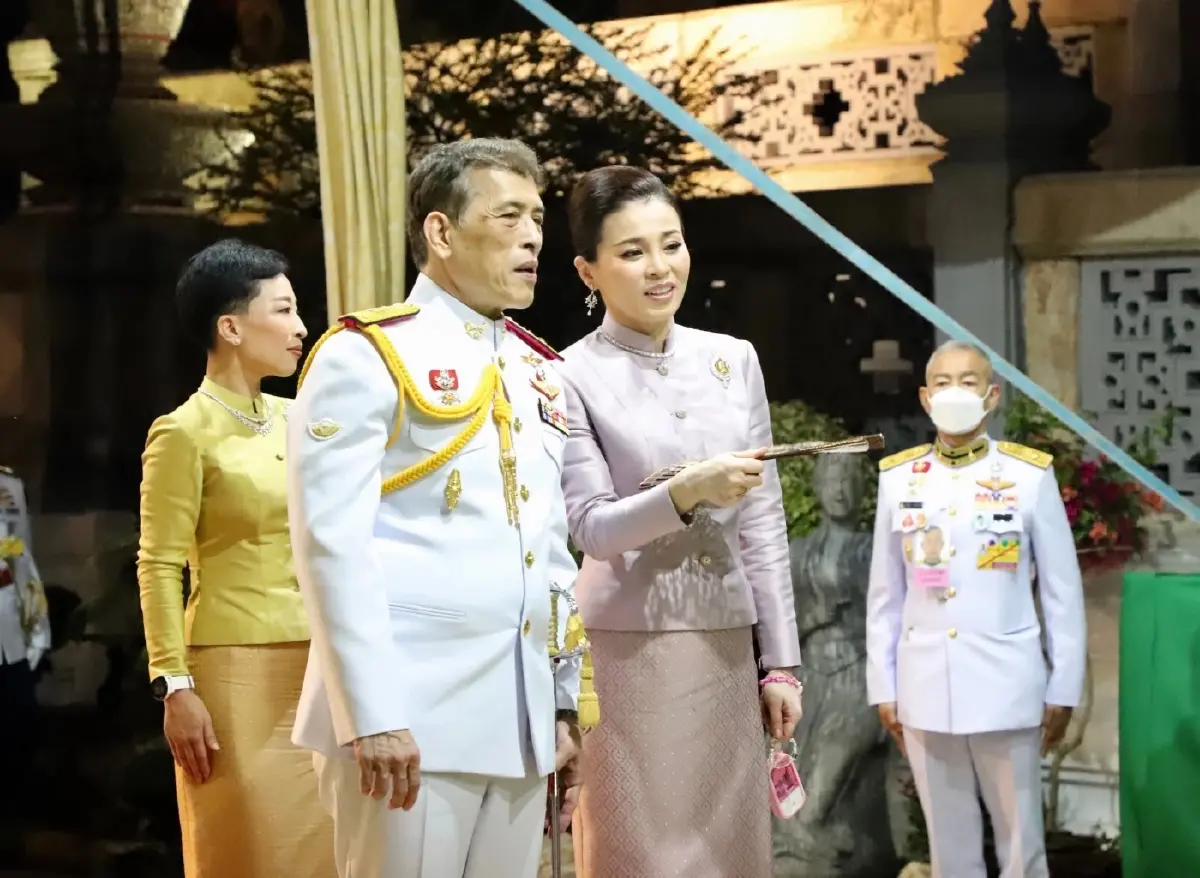 ในหลวง-พระราชินี เสด็จฯทรงบำเพ็ญพระราชกุศล เนื่องในวันอาสาฬหบูชา