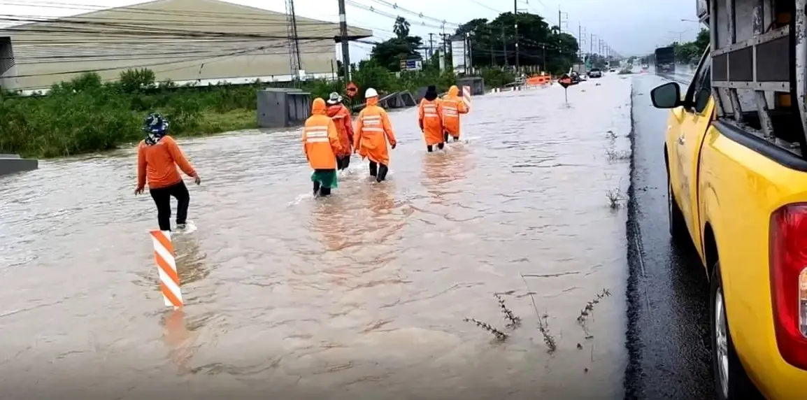 ฝนถล่มโคราช “ถนนมิตรภาพ” น้ำท่วมสูง สัญจรลำบาก ปชช.ลุยฝ่ากระแสน้ำ