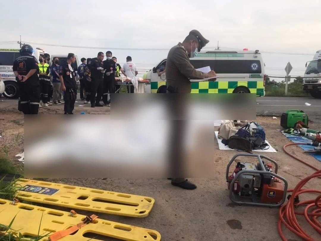 เกิดอุบัติเหตุรถตู้แสวงบุญพลิกคว่ำเสียชีวิต 8 ราย